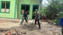 Semangat Gotong Royong, Warga Linggang Amer Bantu Satgas TMMD Buat Adukan Semen