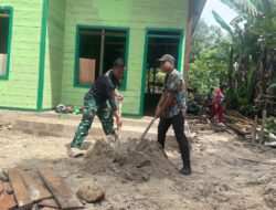 Semangat Gotong Royong, Warga Linggang Amer Bantu Satgas TMMD Buat Adukan Semen