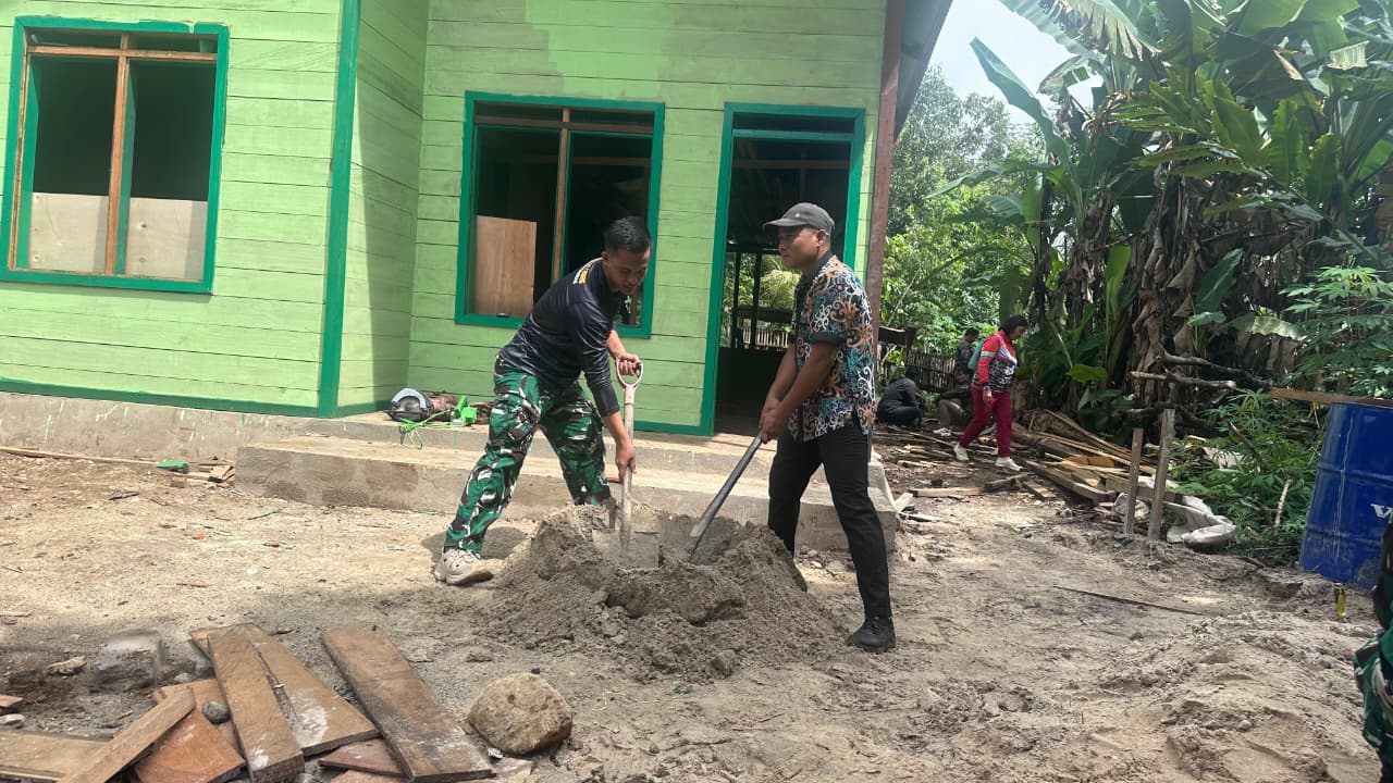 Semangat Gotong Royong, Warga Linggang Amer Bantu Satgas TMMD Buat Adukan Semen