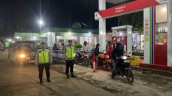 Personel Polsek Cikupa Laksanakan Patroli Mobile dan Pemantauan SPBU di Desa Bojong