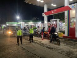 Personel Polsek Cikupa Laksanakan Patroli Mobile dan Pemantauan SPBU di Desa Bojong