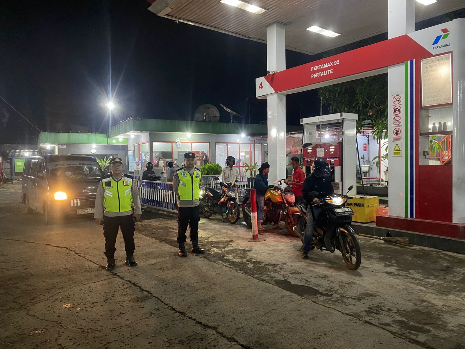 Personel Polsek Cikupa Laksanakan Patroli Mobile dan Pemantauan SPBU di Desa Bojong