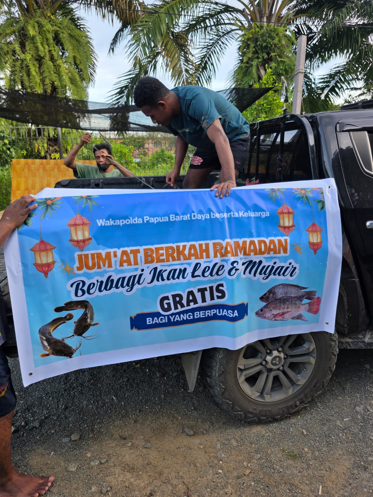 Semarak Ramadhan di Sorong: Wakapolda Papua Barat Daya Turun ke Jalan Berbagi Takjil Ikan Lele dan Mujair kepada Ribuan Warga