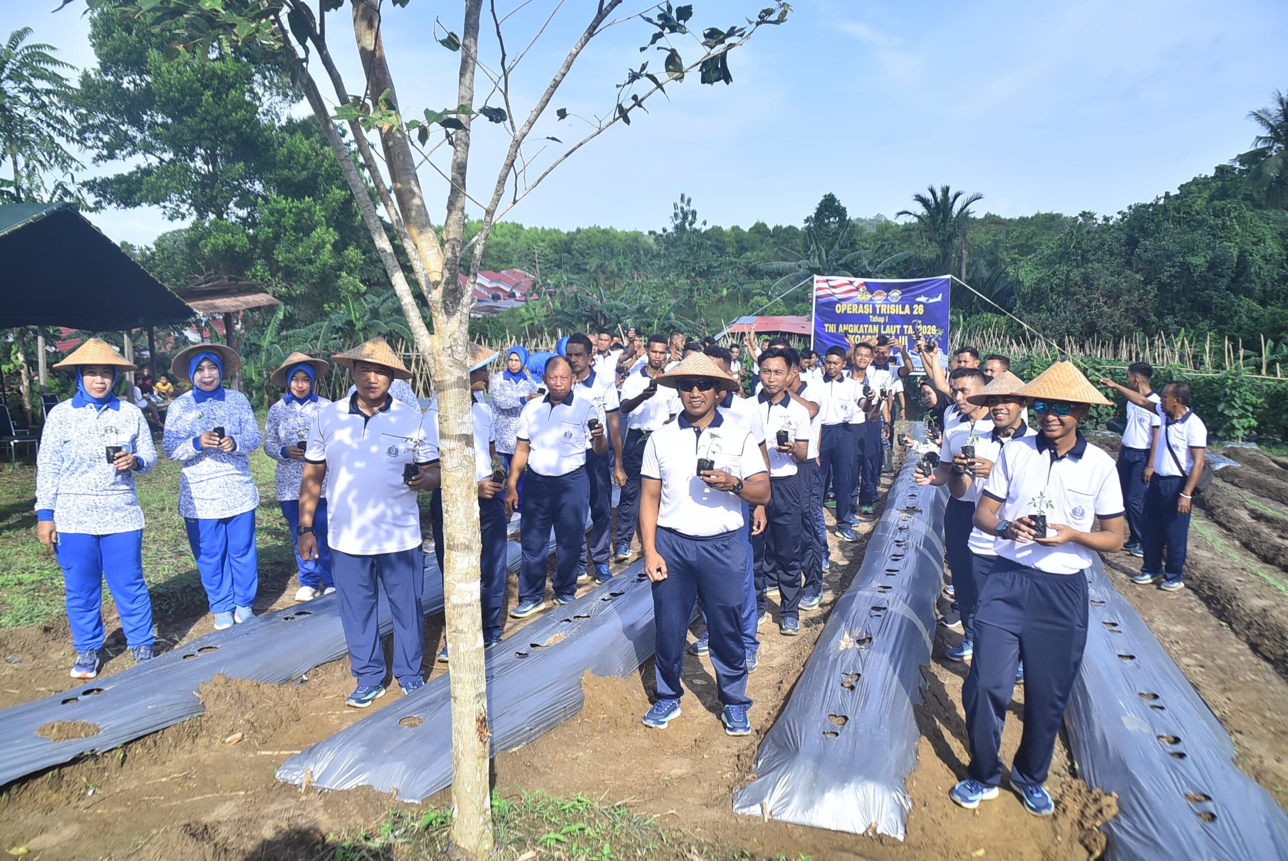 Pererat Sinergitas, Satgas Trisila 2026 dan Lanal Aru Gelar Olahraga Bersama, Penanaman Bibit Tomat, dan Penebaran Bibit Lele