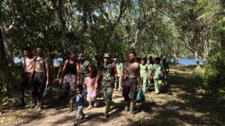 Dandim 1804/Kaimana dan Ketua Persit Tinjau Lokasi TMMD ke-127 di Kampung Sisir, Disambut Antusias Anak-Anak Sekolah