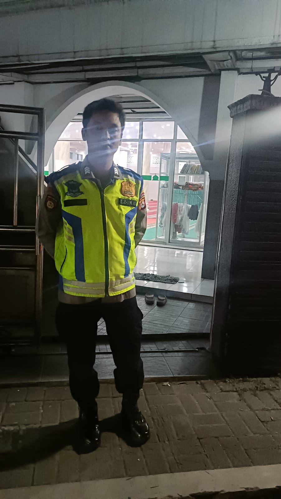 Polsek Cikupa Laksanakan Pengamanan Shalat Tarawih di Masjid Jami Nururrohman Talagasari