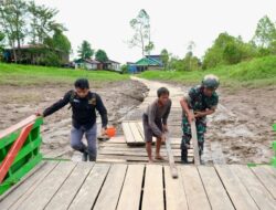 Aksi Nyata Satgas TMMD, Bantu Warga Dorong Kapal Penyeberangan