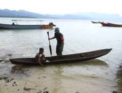 Dandim Kaimana Beri Himbauan Keselamatan kepada Anak-anak Kampung Namatota di Momentum TMMD 127