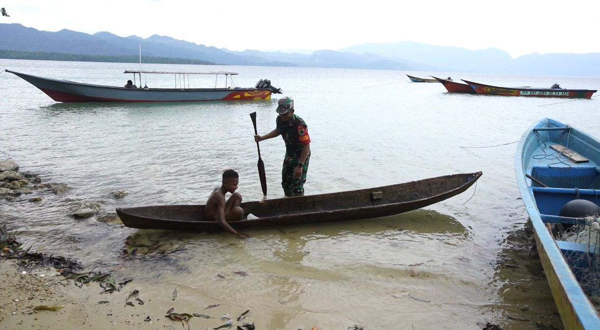 Dandim Kaimana Beri Himbauan Keselamatan kepada Anak-anak Kampung Namatota di Momentum TMMD 127
