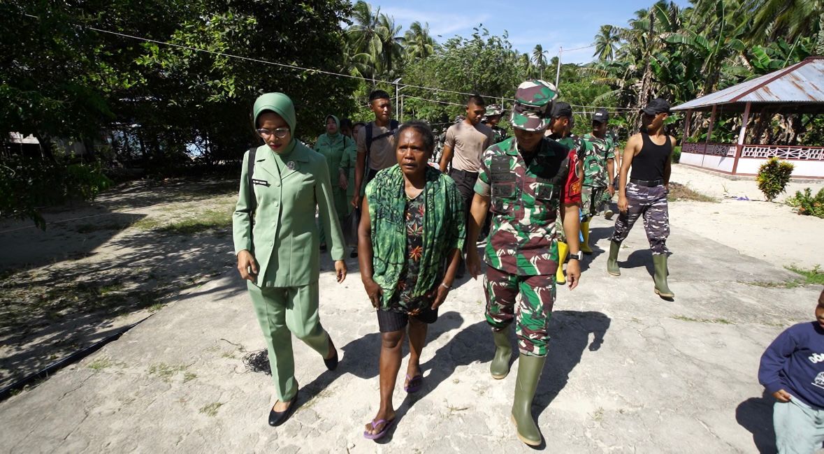 Tunjukkan Kepedulian, Dandim dan Persit Kunjungi Keluarga Berduka di Kampung Sisir