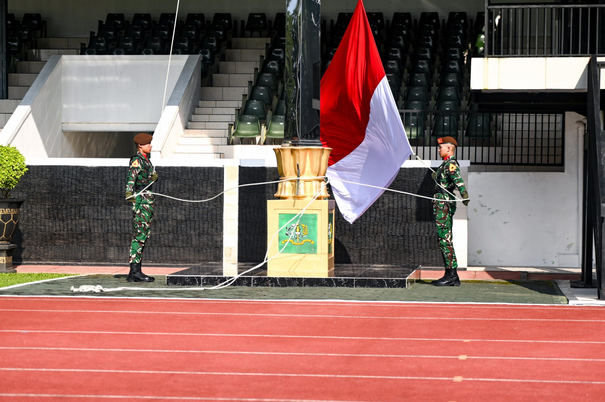 Dirbinjianbang Akmil Pimpin Upacara Bendera Minggu Kedua di Lapangan Sapta Marga Dirbinjianbang Akmil Pimpin Upacara Bendera Minggu Kedua di Lapangan Sapta Marga