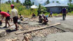 Personel TMMD Ke-127 Kodim 1514/Morotai Laksanakan Pengecoran Plat Deker Gorong-Gorong di Desa Gotalamo