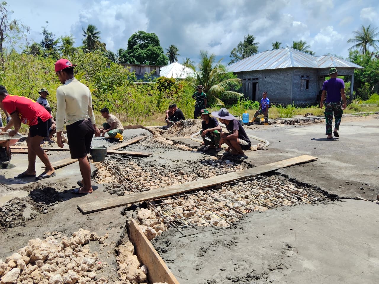Personel TMMD Ke-127 Kodim 1514/Morotai Laksanakan Pengecoran Plat Deker Gorong-Gorong di Desa Gotalamo Personel TMMD Ke-127 Kodim 1514/Morotai Laksanakan Pengecoran Plat Deker Gorong-Gorong di Desa Gotalamo