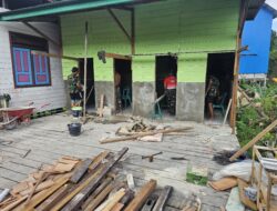 Hampir Rampung, Anggota Satgas TMMD Pasang Jendela RTLH di Kampung Linggang Amer