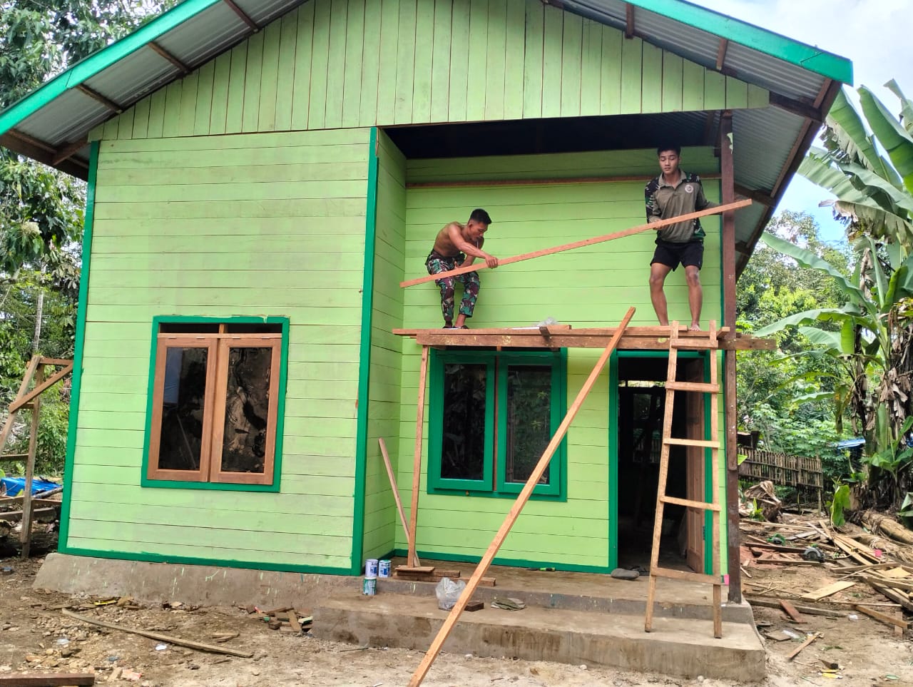 Sentuhan Akhir Satgas TMMD, RTLH Kini Tampak Lebih Cantik dan Nyaman Sentuhan Akhir Satgas TMMD, RTLH Kini Tampak Lebih Cantik dan Nyaman