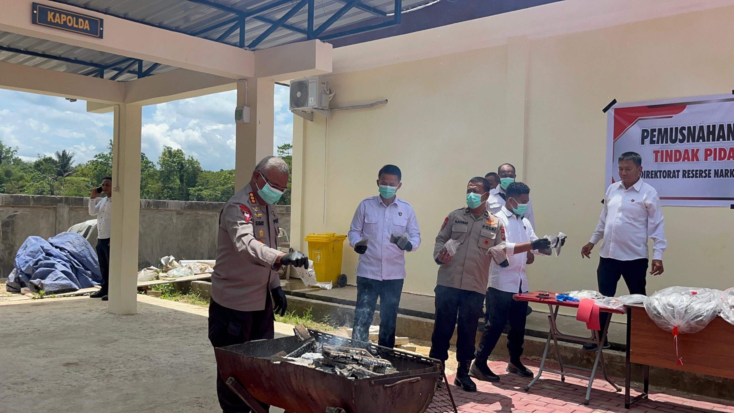 Komitmen Berantas Narkoba, Polda Papua Barat Daya Musnahkan 7,9 Kg Barang Bukti Ganja, Disaksikan Pejabat Terkait Komitmen Berantas Narkoba, Polda Papua Barat Daya Musnahkan 7,9 Kg Barang Bukti Ganja, Disaksikan Pejabat Terkait