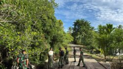 TMMD Ke-127 Kodim 1804/Kaimana Laksanakan Pembersihan Perbaikan Jembatan di Kampung Marsi