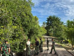 TMMD Ke-127 Kodim 1804/Kaimana Laksanakan Pembersihan Perbaikan Jembatan di Kampung Marsi