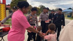 Ramadhan Barokah, Polres Maybrat Bersama Bhayangkari Berbagi Takjil Kepada Masyarakat