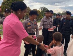 Ramadhan Barokah, Polres Maybrat Bersama Bhayangkari Berbagi Takjil Kepada Masyarakat
