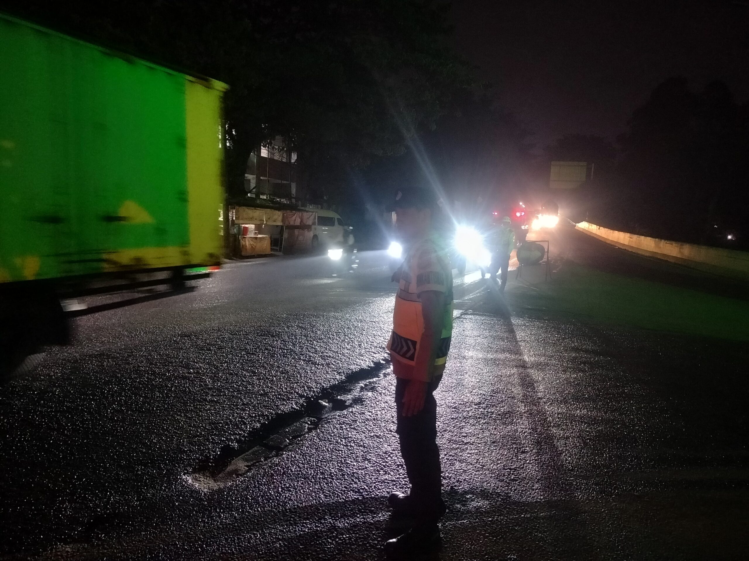 Polsek Cikupa Laksanakan Penyekatan Truk Sumbu Tiga di Kedaton