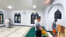 Personel Polsek Cikupa dan Warga Laksanakan Sholat Isya dan Tarawih Berjamaah