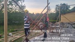 Peduli Warga Binaan, Babinsa Kodim 1505/Tidore Bantu Dirikan Tiang Rumah
