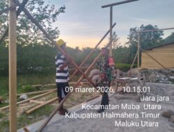 Peduli Warga Binaan, Babinsa Kodim 1505/Tidore Bantu Dirikan Tiang Rumah