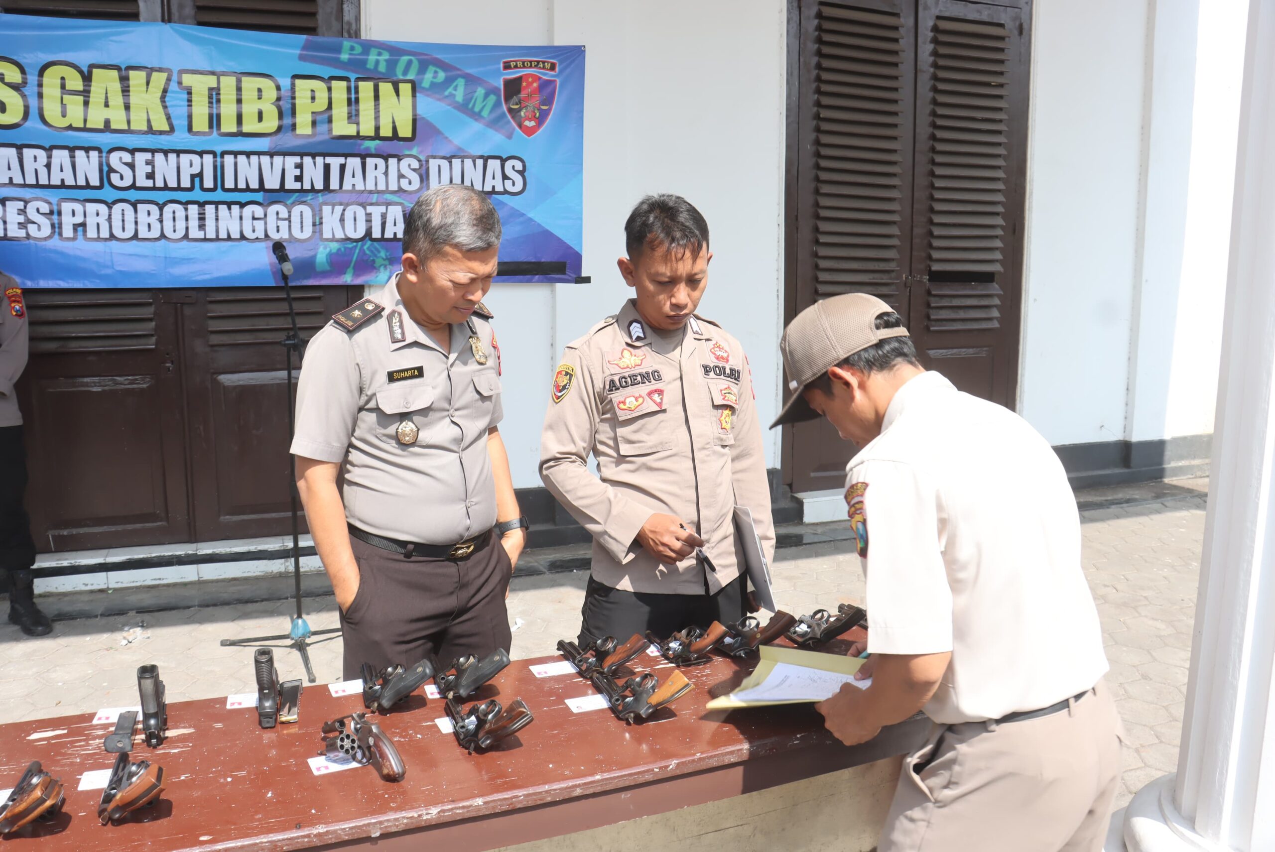 Propam Polres Probolinggo Kota Cek Senpi Dinas Anggota untuk Cegah Pelanggaran Propam Polres Probolinggo Kota Cek Senpi Dinas Anggota untuk Cegah Pelanggaran