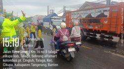 Personel Lantas Polsek Cikupa Laksanakan Pengaturan Arus Lalu Lintas Sore Hari di Pertigaan Columbus
