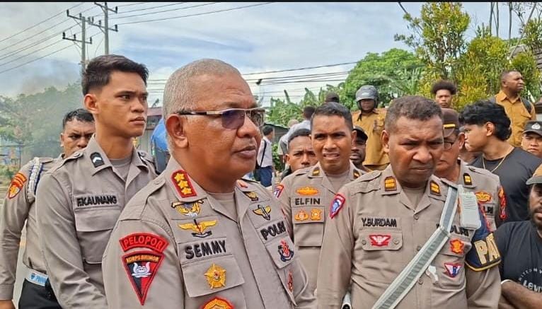 Sempat Lumpuh Berjam-jam, Aksi Bakar Ban di Kilometer 12 Sorong Berakhir Setelah Wakapolda Temui Keluarga Korban