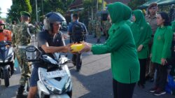 Akmil Berbagi, Wagub Akmil Pimpin Pembagian Takjil kepada Masyarakat