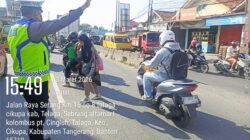 Personel Lantas Polsek Cikupa Laksanakan Pengaturan Arus Lalu Lintas Sore Hari di Pertigaan Columbus