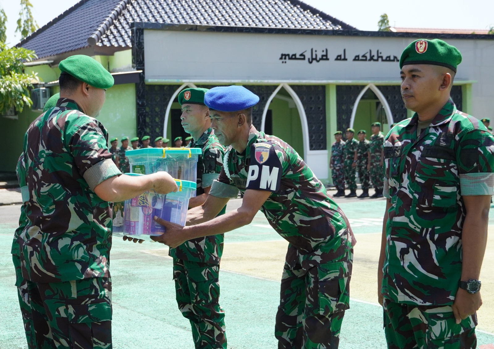 Berbagi Berkah, Dandim Bojonegoro berikan Bingkisan Lebaran untuk Anggota