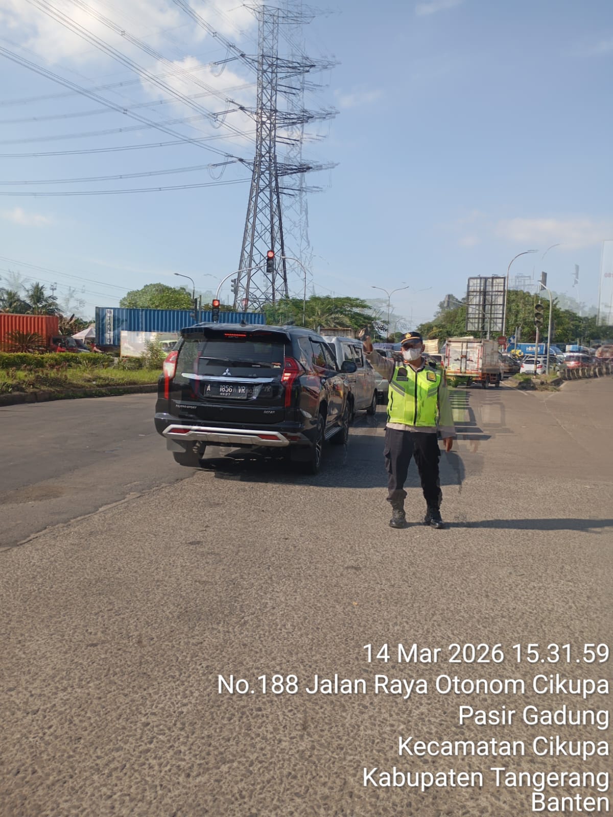 Polsek Cikupa Laksanakan Pengaturan Lalu Lintas di Simpang Cikupa Mas, Antisipasi Kemacetan Sore Hari