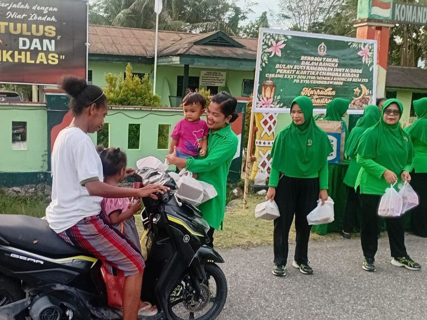 Ramadan Penuh Berkah, Koramil 1710-07/Mapurujaya Berbagi Takjil Untuk Warga