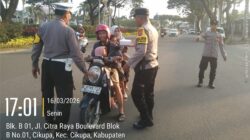 Posko Terpadu Citra Raya Bagikan Takjil, Iptu Udi Muhdi Langsung Pimpin Aksi Berbagi