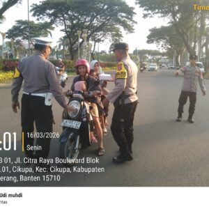 Posko Terpadu Citra Raya Bagikan Takjil, Iptu Udi Muhdi Langsung Pimpin Aksi Berbagi