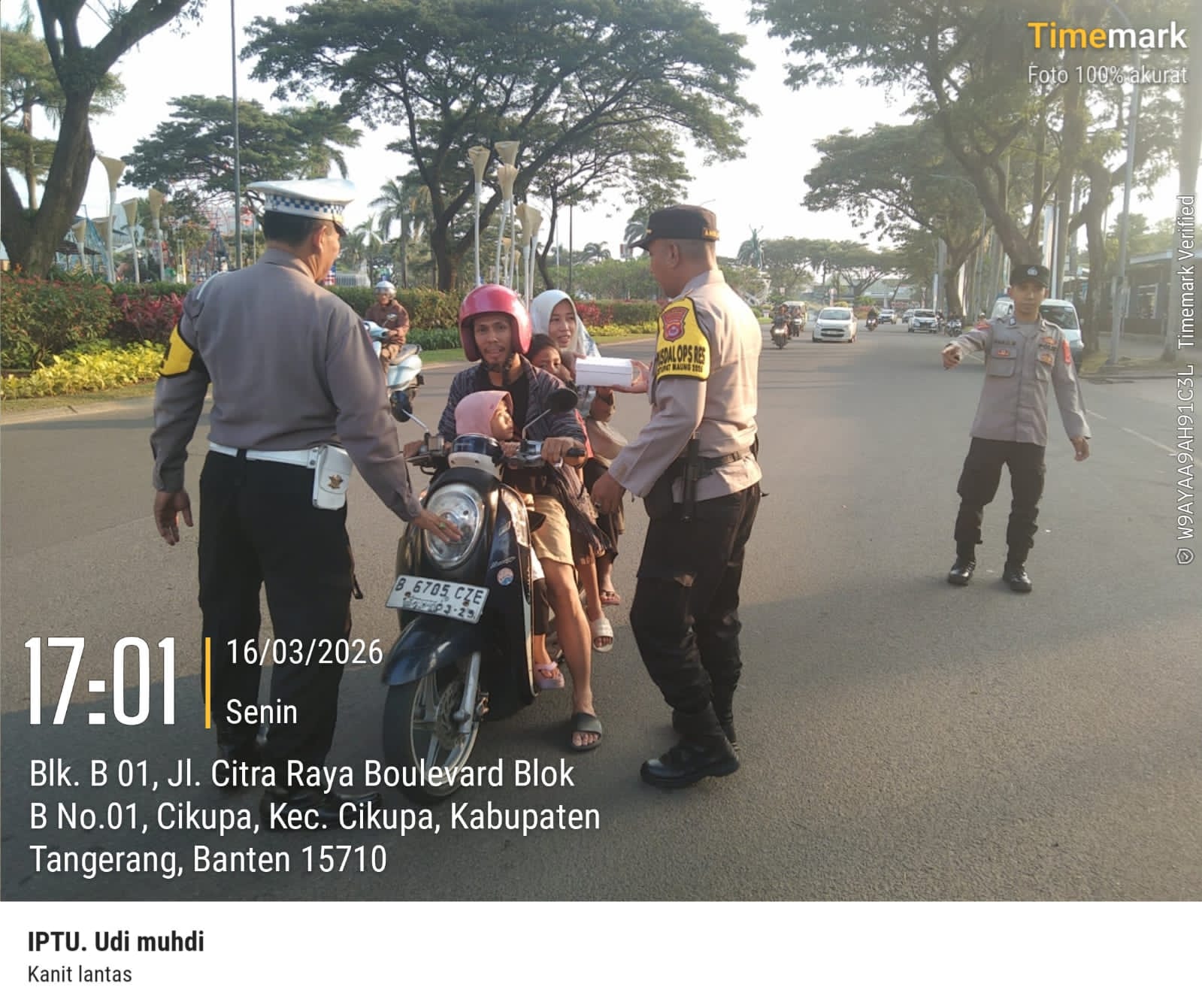 Posko Terpadu Citra Raya Bagikan Takjil, Iptu Udi Muhdi Langsung Pimpin Aksi Berbagi