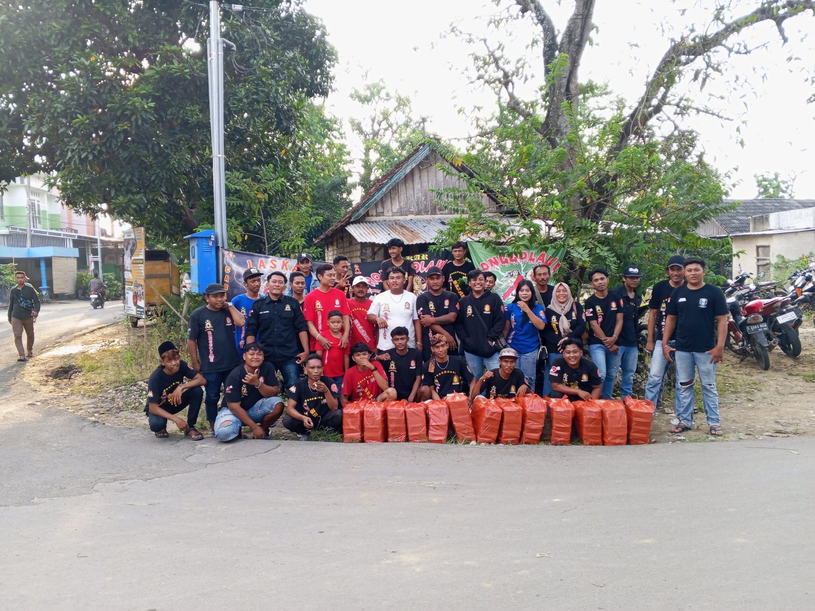 Kebersamaan Terjalin, LRN Bancar Bagikan Takjil Bersama Komunitas