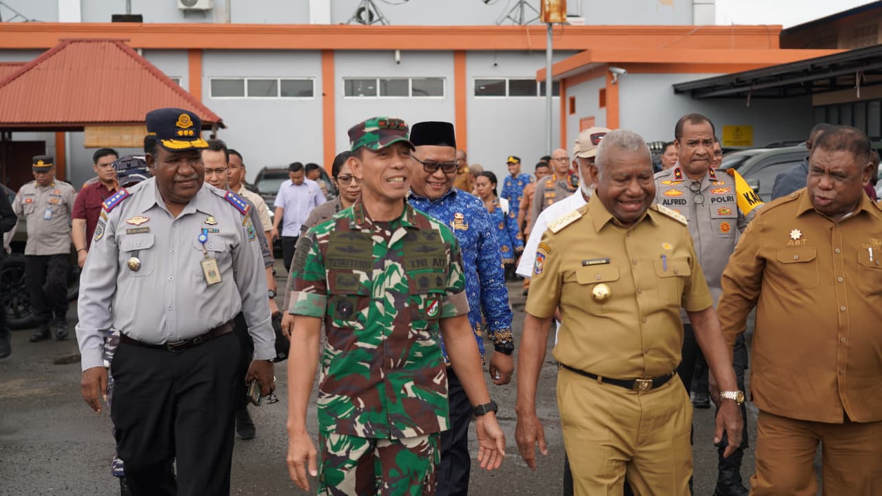 Sinergi Jelang Lebaran, Pangdam Kasuari Dampingi Gubernur Turun Langsung Pantau Arus Mudik dan Stabilitas Sembako di Papua Barat