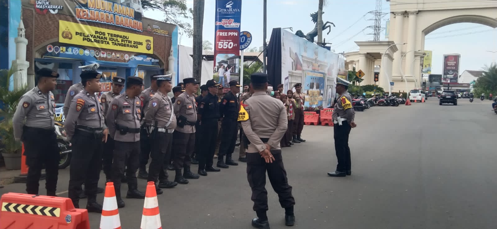 Kapolresta Tangerang dan Bhayangkari Bagikan Bingkisan Lebaran di Pos Terpadu Citra Raya