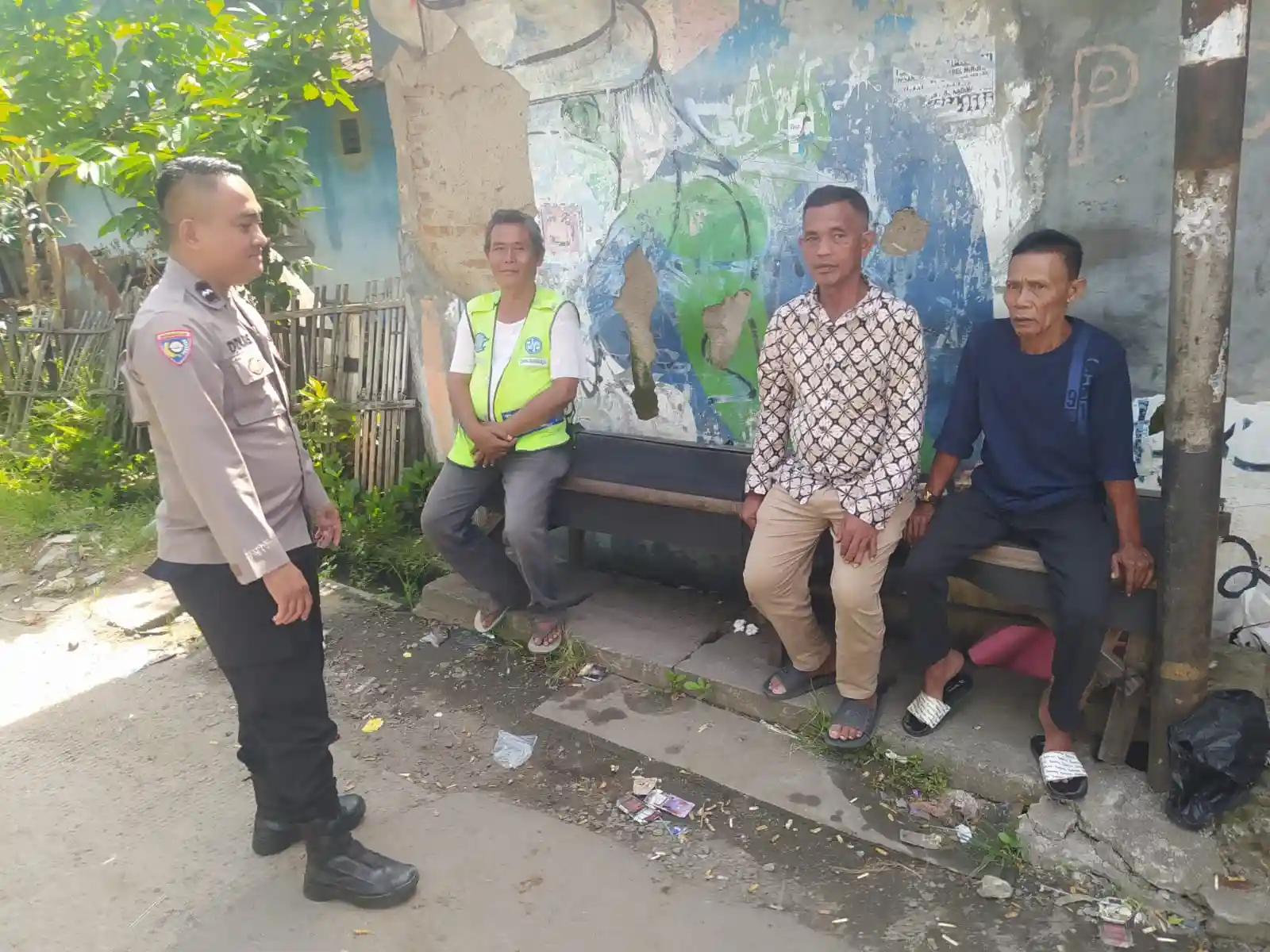 Bhabinkamtibmas Polsek Cikupa Laksanakan Program Poliran Polisi Peduli Pengangguran di Desa Sukanagara