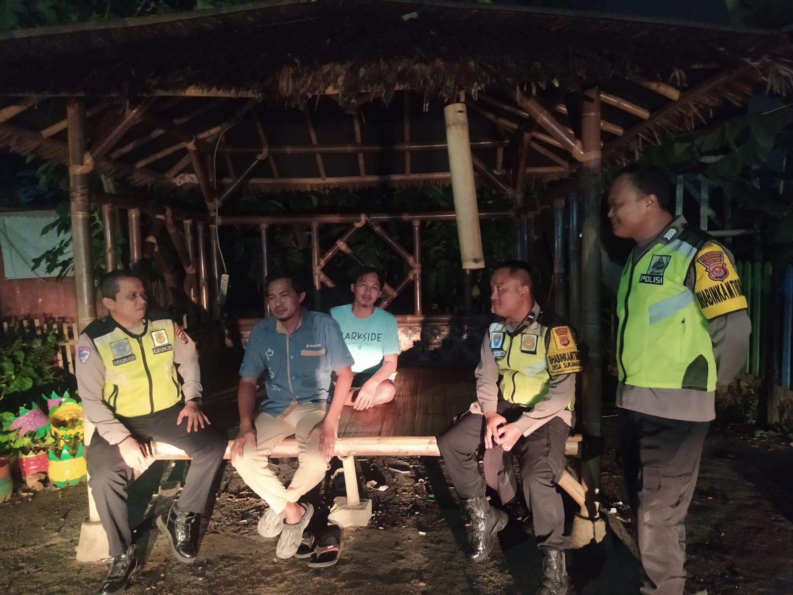 Anggota Polsek Cikupa Ronda Siskamling Bersama Warga Desa Cikupa