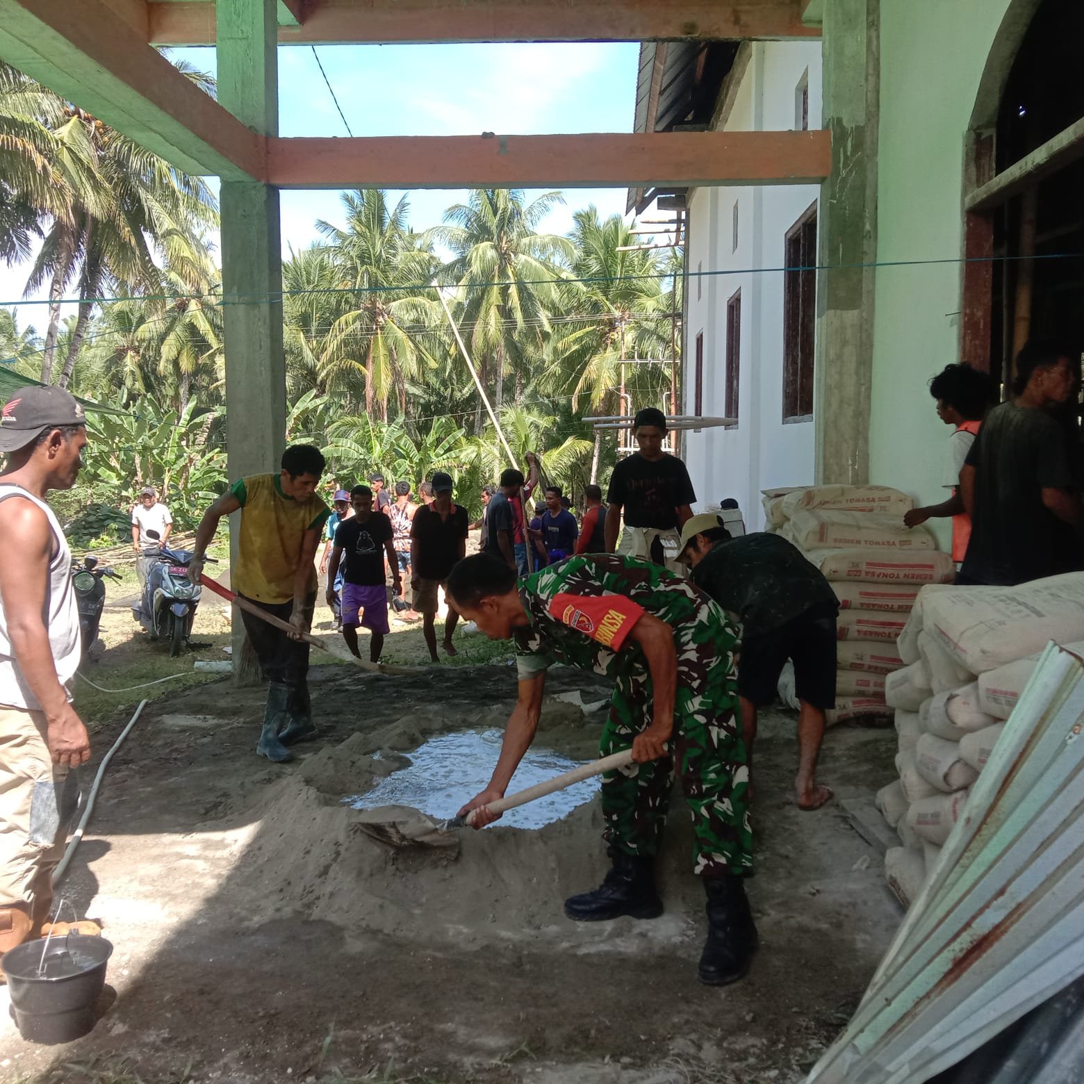 Semangat Gotong Royong, Babinsa Koramil 1505-02/Wasile dan Warga Bangun Gereja