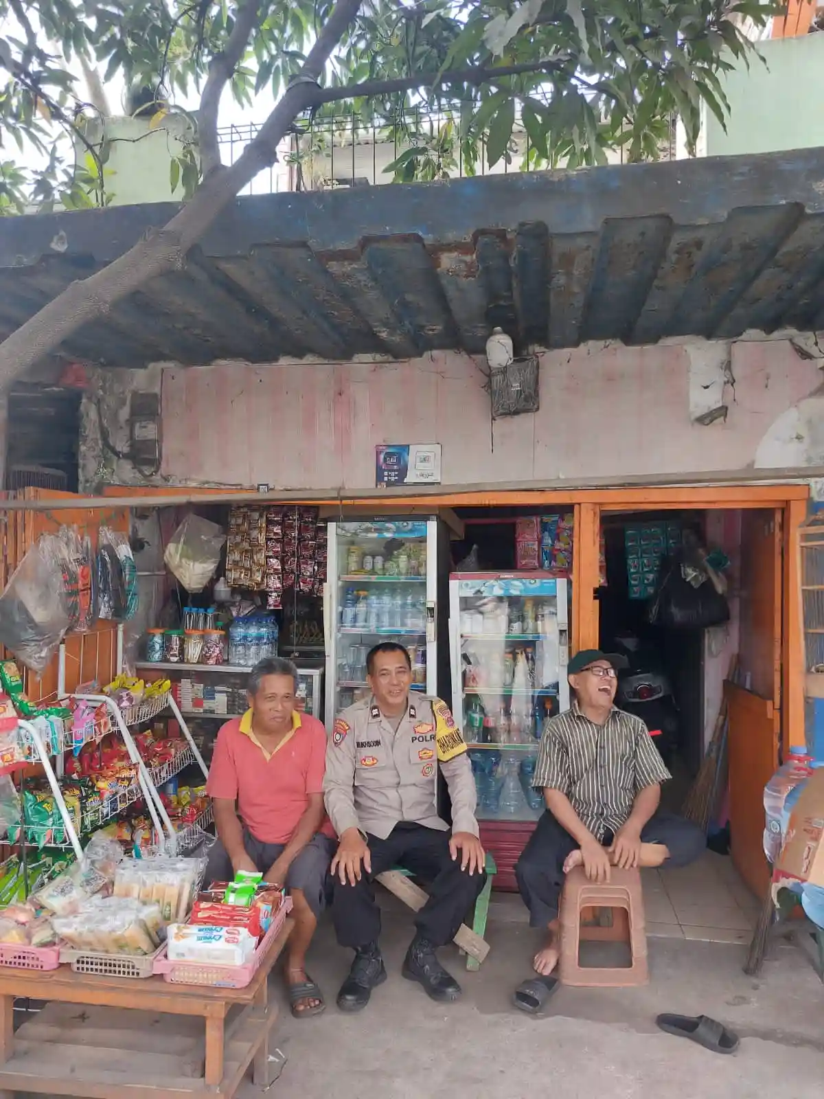 Aiptu Mukhsodin Sambang Warung Warga, Sampaikan Himbauan Kamtibmas di Sukadamai