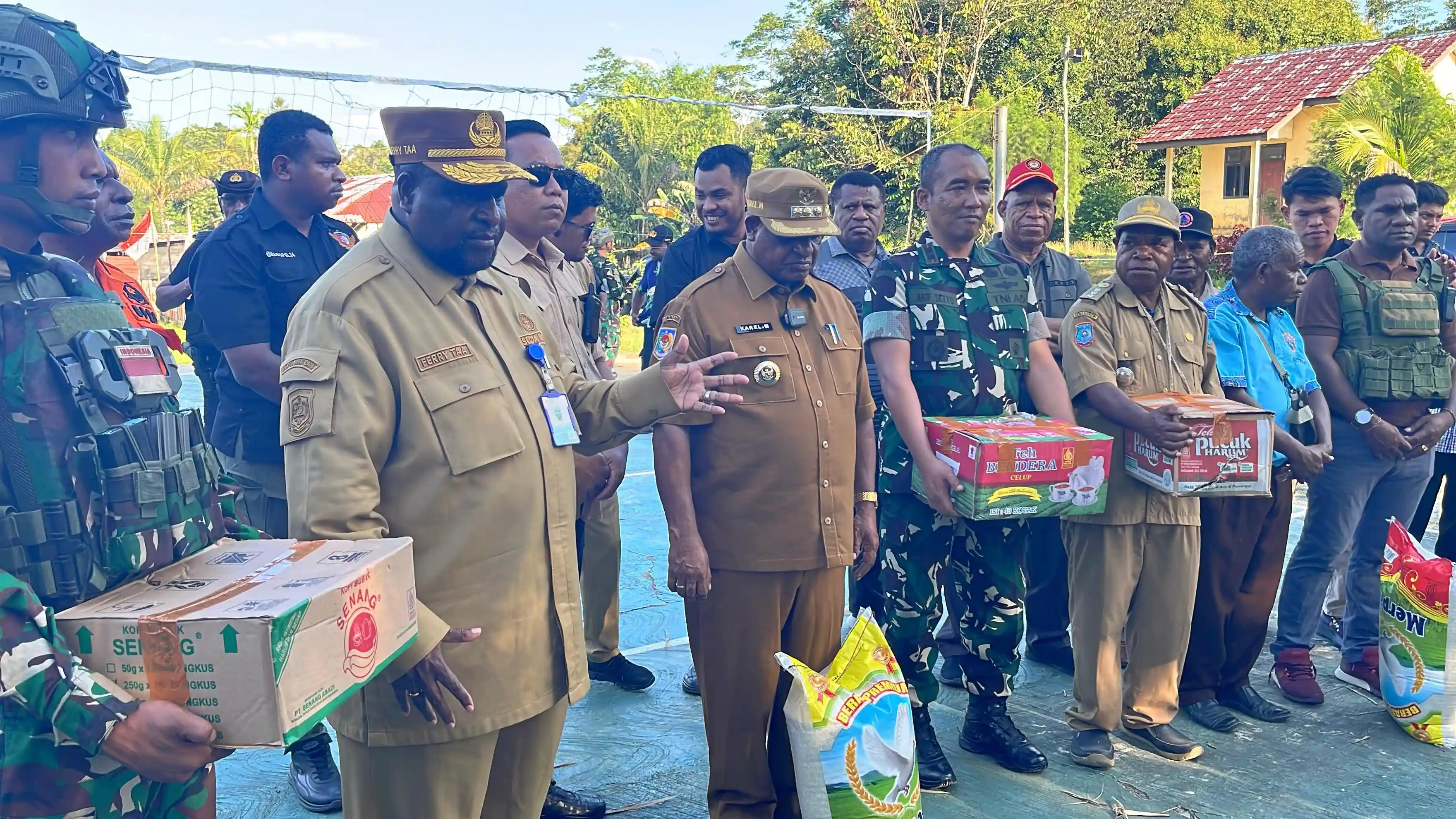 Kapolres Maybrat Bersama Forkopimda Tinjau Warga dan Salurkan Sembako di Kampung Sorry Distrik Aifat Selatan