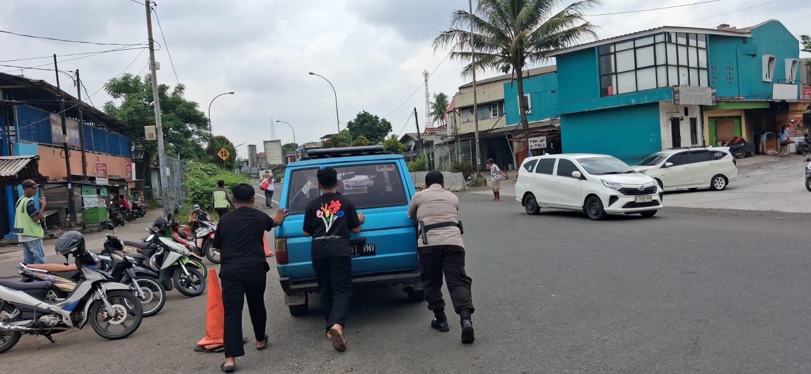 Subsatgas Binmas Satgas Preemtif Sosialisasikan Mudik Aman di Gerbang Tol Balaraja Barat