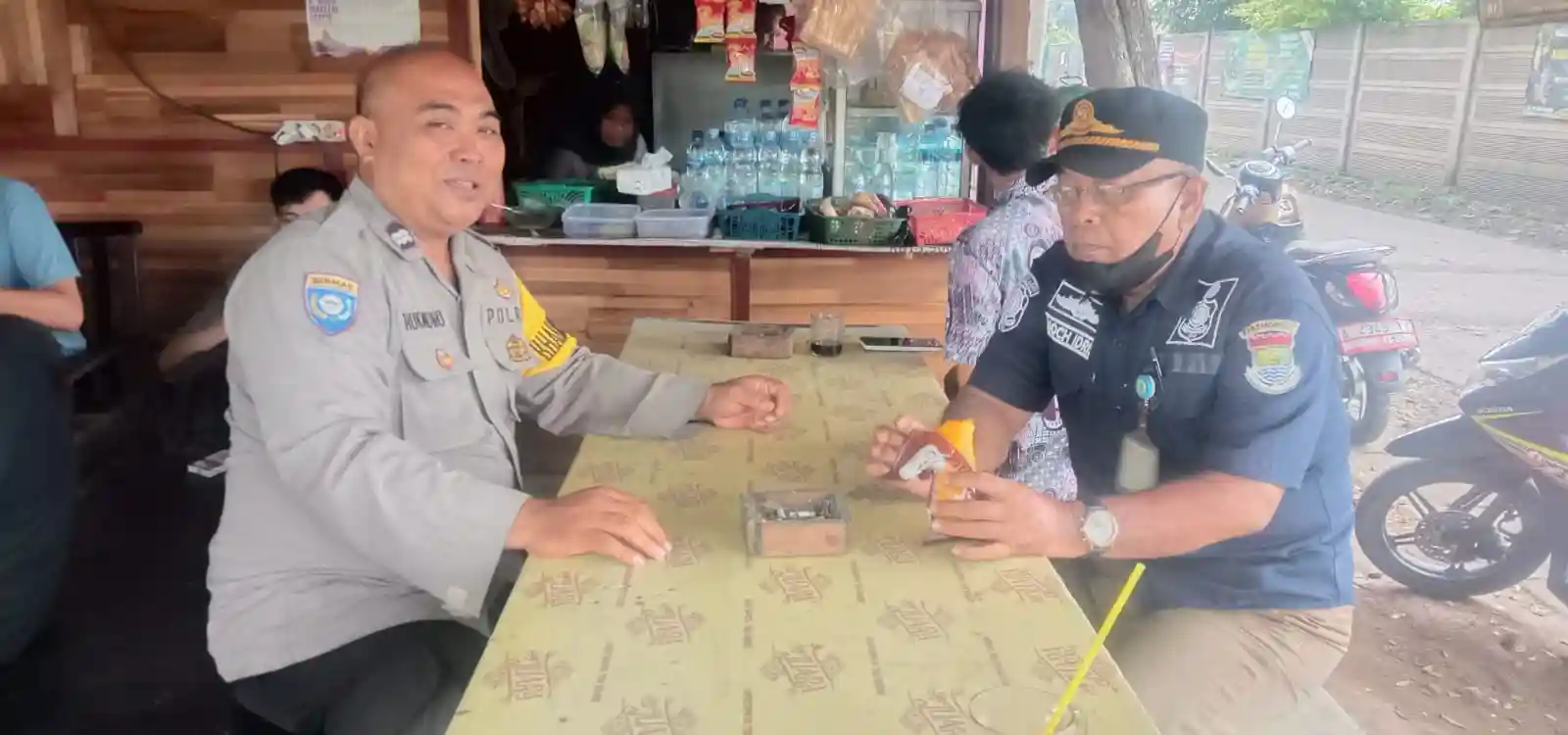 Bhabinkamtibmas Desa Budimulya Laksanakan Program Warbin Warung Bhabinkamtibmas