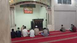 Bhabinkamtibmas Polsek Cikupa Laksanakan Program Subuh Keliling di Masjid Nur Rohman